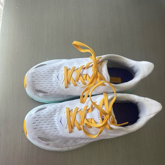 Hokas - Picture 3 of 3